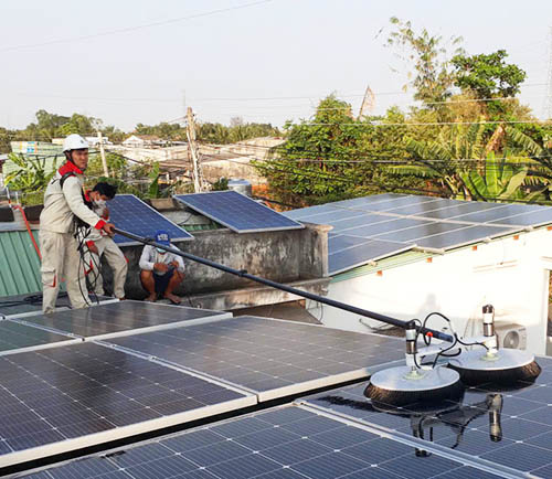 ve sinh tam pin mat troi